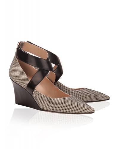 Zapatos Pura López de punta fina con cuña en tweed blanco y negro