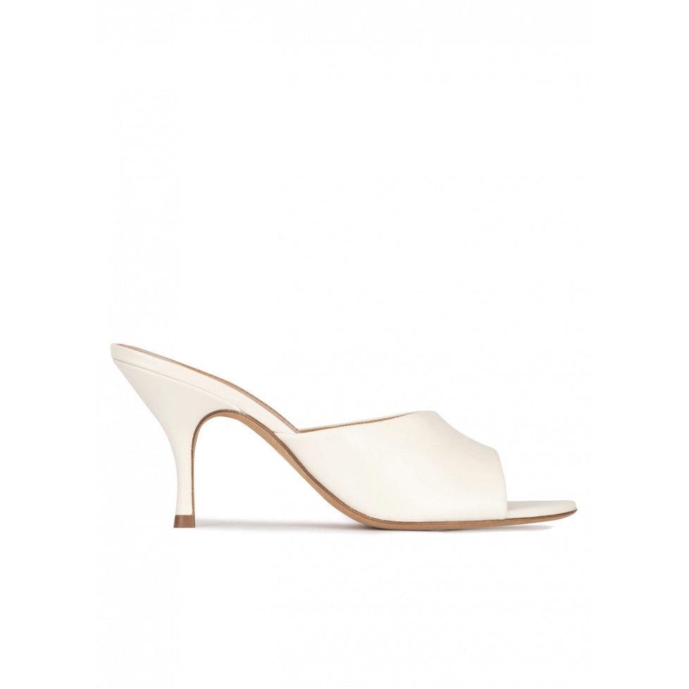 Mid curved heel mules in off-white leather