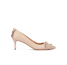 Ruffled pointed toe mid heel pumps in nude leather Pura López