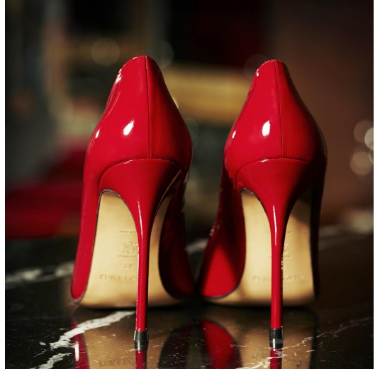 Red patent leaher pointy toe pumps Pura López