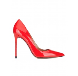 Red patent leaher pointy toe pumps Pura López