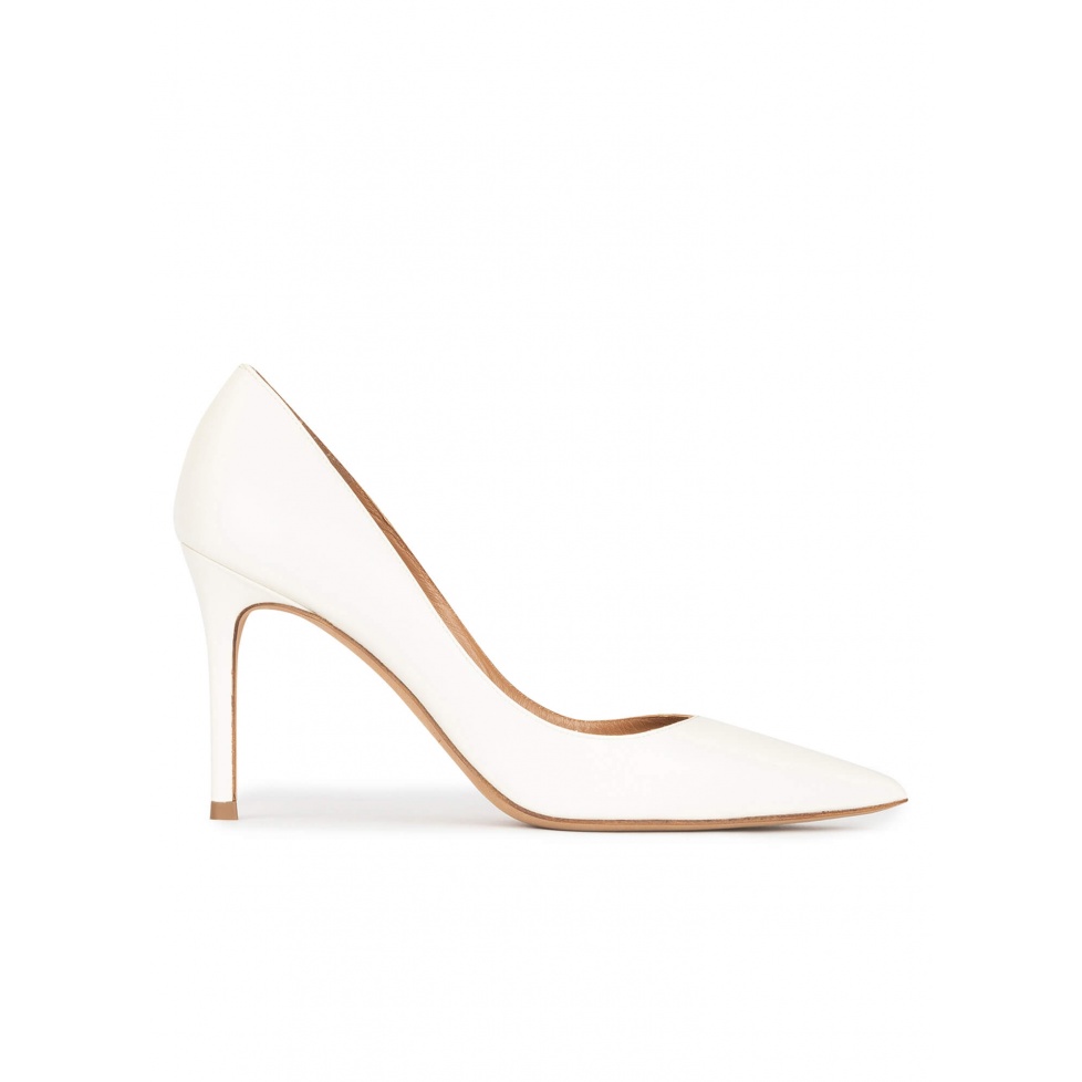 Point-toe high heel pumps in off-white leather