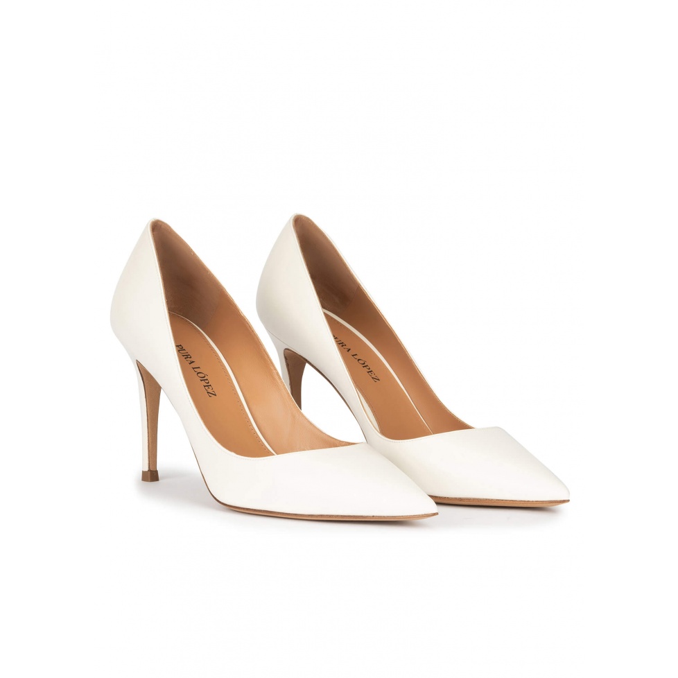 Point-toe high heel pumps in off-white leather