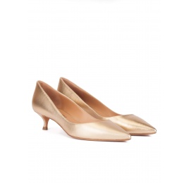 Mid heel pointy toe pumps in gold leather Pura López