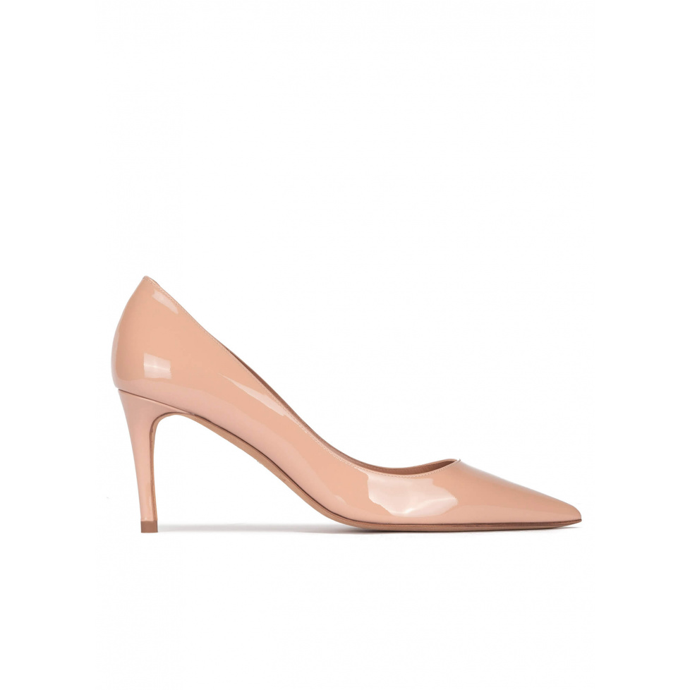 Pointed toe mid-heeled pumps in nude patent leather