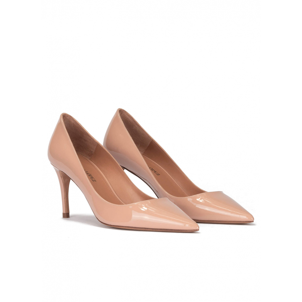 Pointed toe mid-heeled pumps in nude patent leather