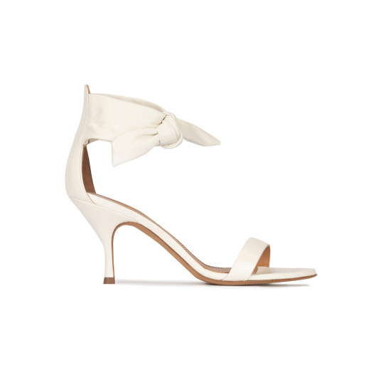 Mid heel sandals in off-white leather Pura López