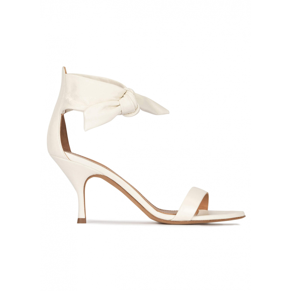 Mid heel sandals in off-white leather