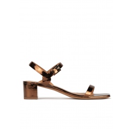 Sandalias de tacón medio ancho en piel metalizada bronce Pura López