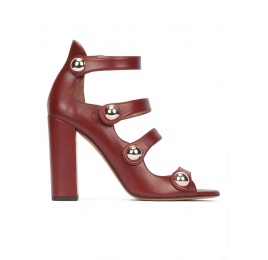 High block heel sandals in burgundy leather with golden buttons Pura López