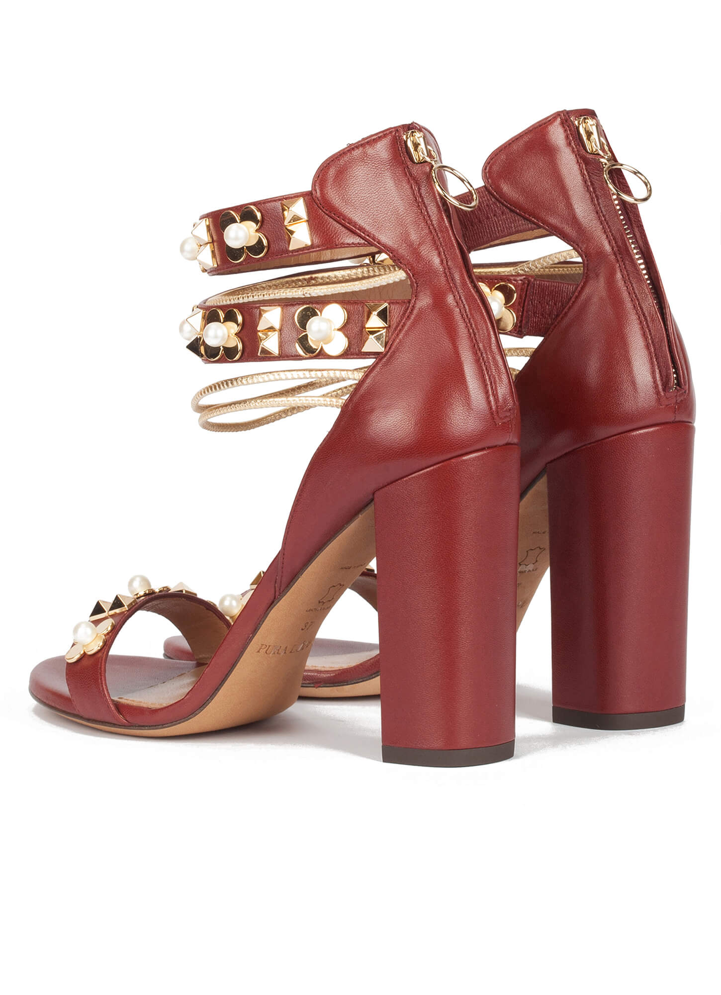 Sandalias de tacón ancho en piel burdeos con flores . PURA LOPEZ