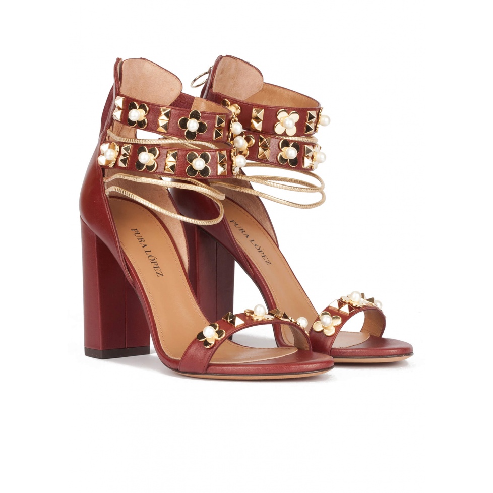 Sandalias de tacón ancho en piel burdeos con flores . PURA LOPEZ