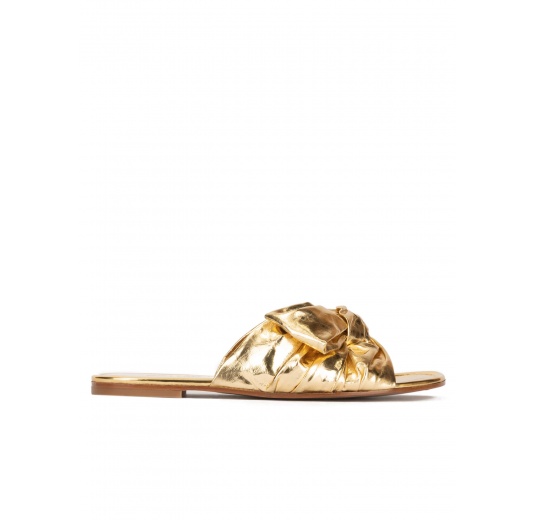 Gold flat sandals with bow detail Pura López