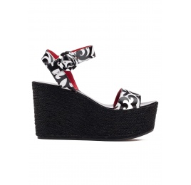 Sandalias de cuña en piel blanca con estampado negro Pura López