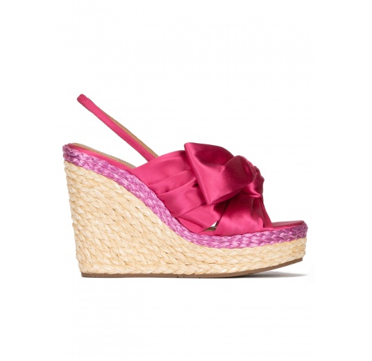 Sandalias de cuña en raso fucsia con lazo Pura López