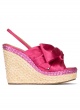 Sandalias de cuña en raso fucsia con lazo