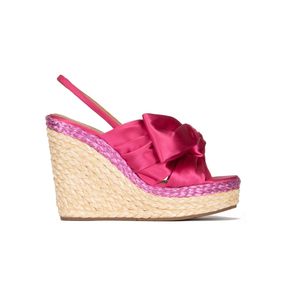 Sandalias de cuña en raso fucsia con lazo