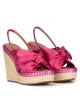 Sandalias de cuña en raso fucsia con lazo