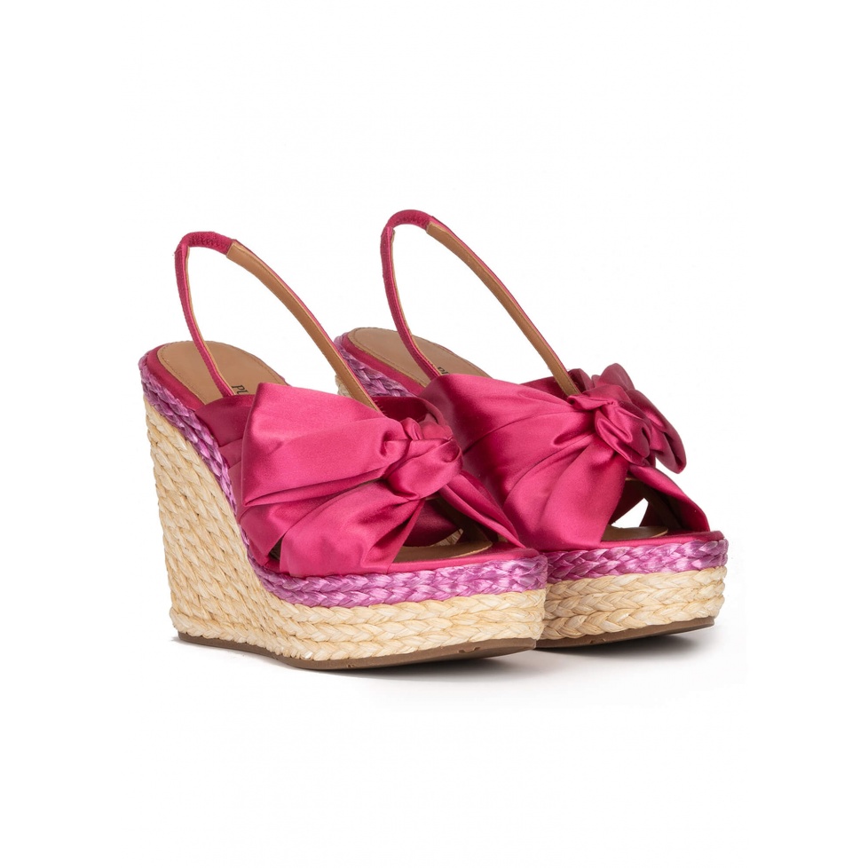 Sandalias de cuña en raso fucsia con lazo