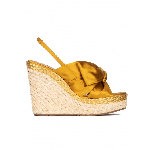 Sandalias de raso amarillo ocre con cuña en rafia natural Pura López