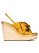 Sandalias de raso amarillo ocre con cuña en rafia natural