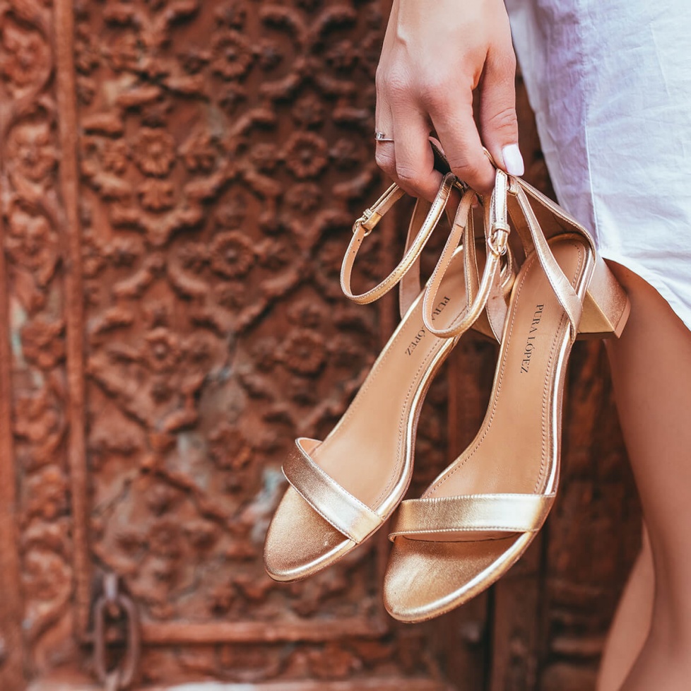 Sandales de talon moyen large en cuir métallisé doré