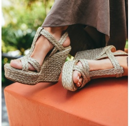 High wedge sandals in taupe raffia and suede Pura López