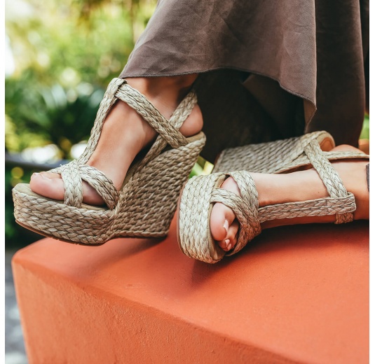 Espadrilles compensées en raphia tressé taupe Pura López