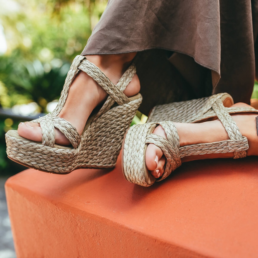 High wedge sandals in taupe raffia and suede