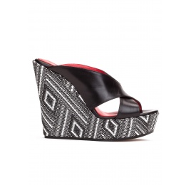 Sandalias de cuña en piel color negro y estampado geométrico Pura López
