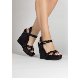 Sandalias de cuña alta en rafia color negro con hebilla lateral Pura López