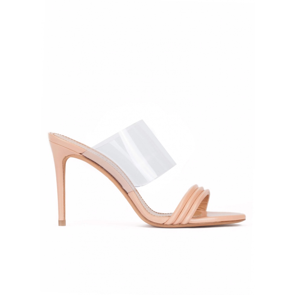 Sandalias tipo mule de tacón alto en piel nude y vinilo