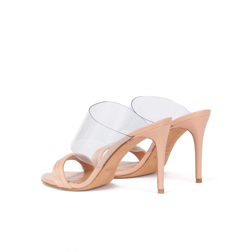 Sandalias tipo mule de tacón alto en piel nude y vinilo