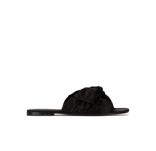 Sandalias planas de raso negro con detalle de lazo Pura López