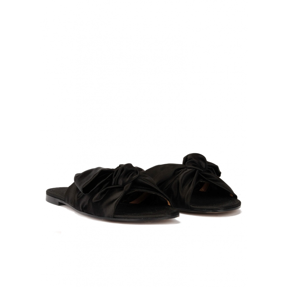 Sandalias planas de raso negro con detalle de lazo