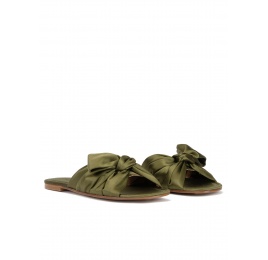 Bow detailed flat sandals in caqui green satin Pura López