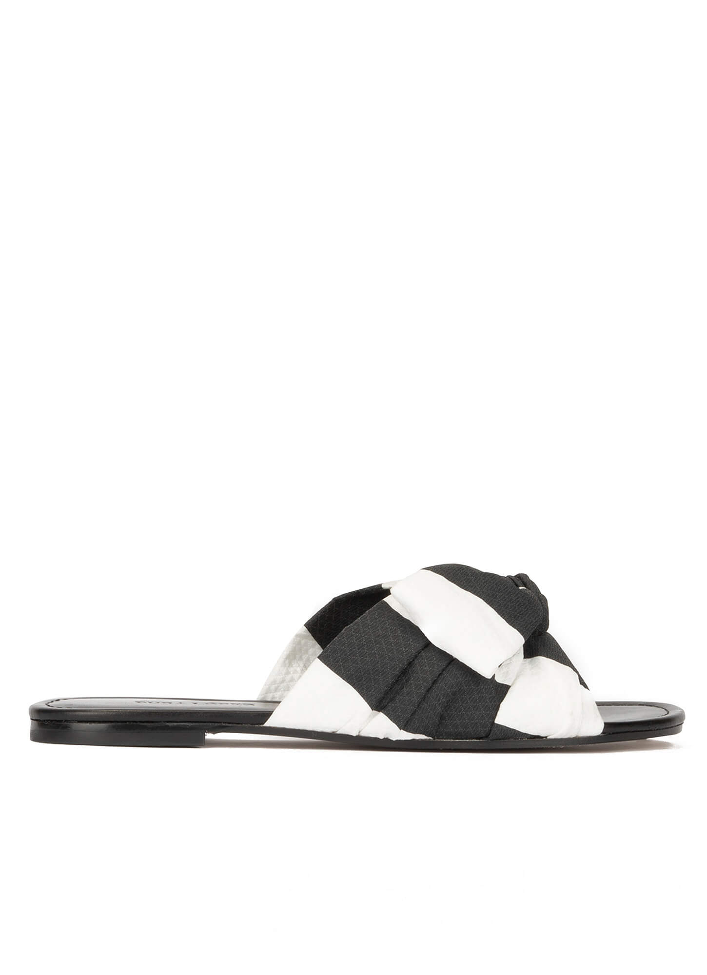 Sandalias planas con lazo tejido blanco negro . PURA LOPEZ