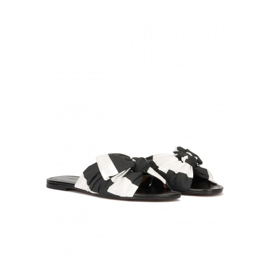 Bow-detailed flat sandals in black and white fabric Pura López