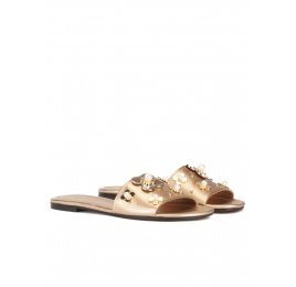 Flower-embellished flat sandals in golden metallic leather Pura López