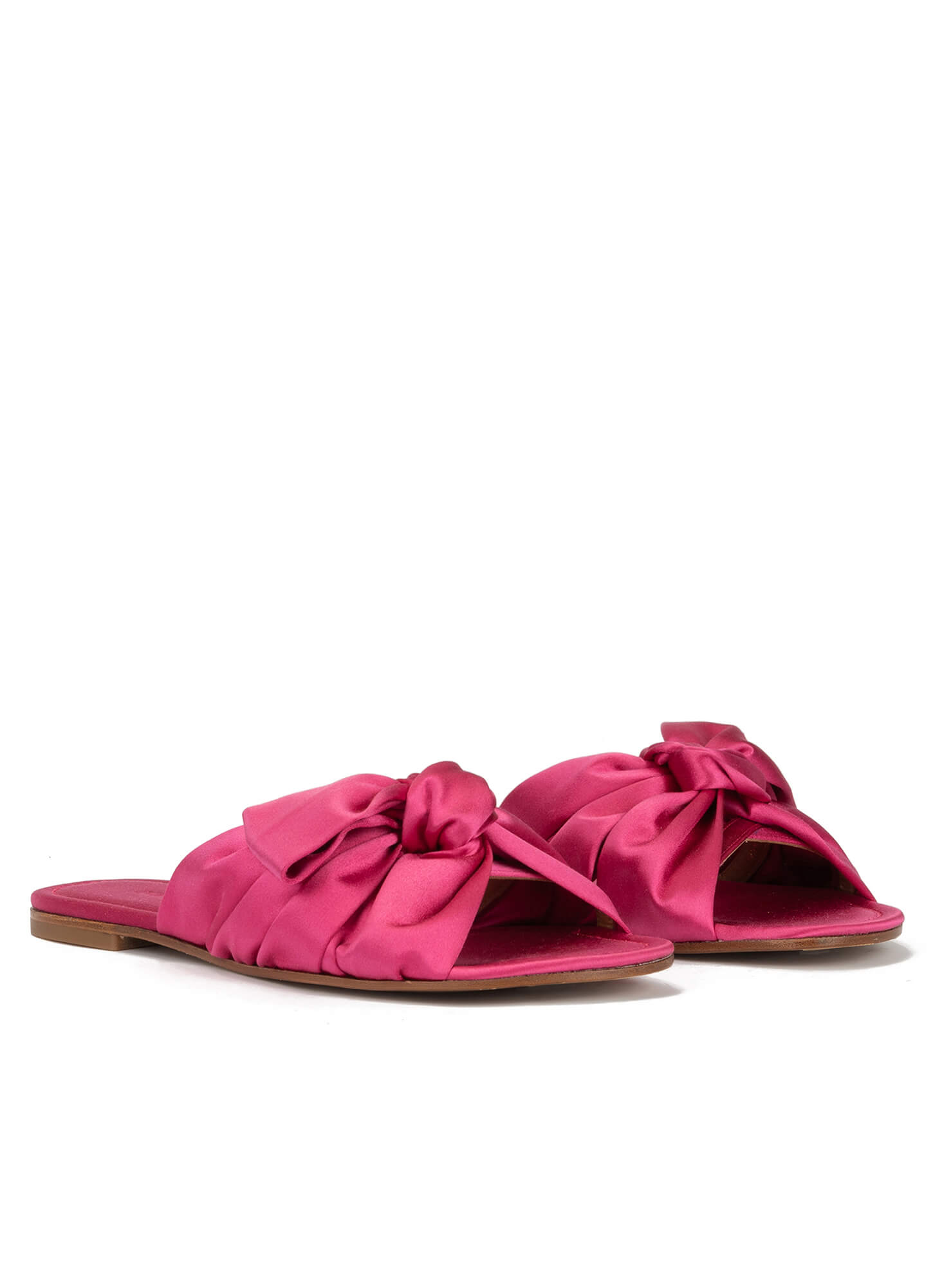 Sandalias planas de raso fucsia con detalle de . PURA LOPEZ