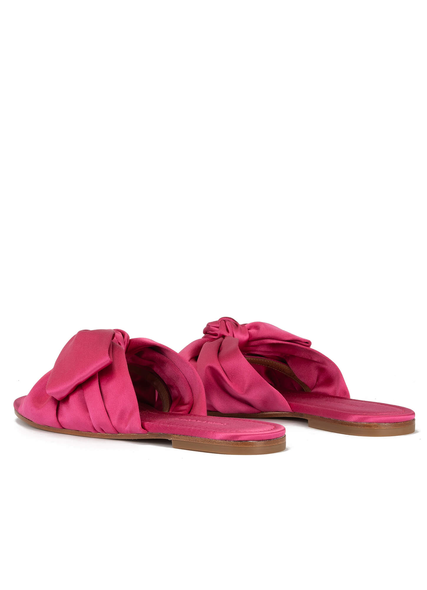 Sandalias planas de raso fucsia con detalle de . PURA LOPEZ