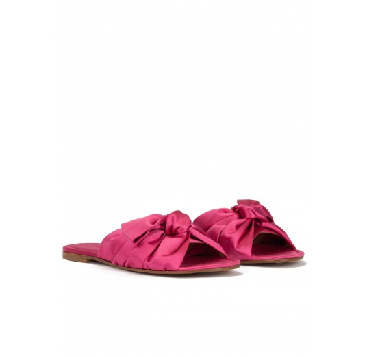 Sandalias planas de raso en color fucsia con detalle de lazo Pura López