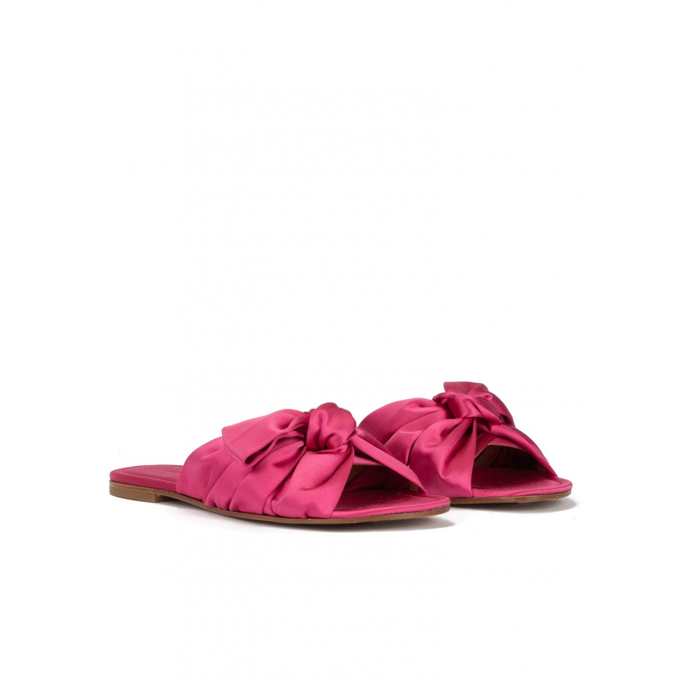 Sandalias planas de raso fucsia con detalle de lazo