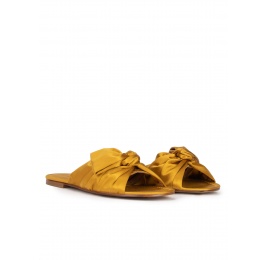 Claquettes en satin jaune moutarde à nœuds Pura López