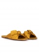 Sandalias planas en raso ocre con detalle de lazo