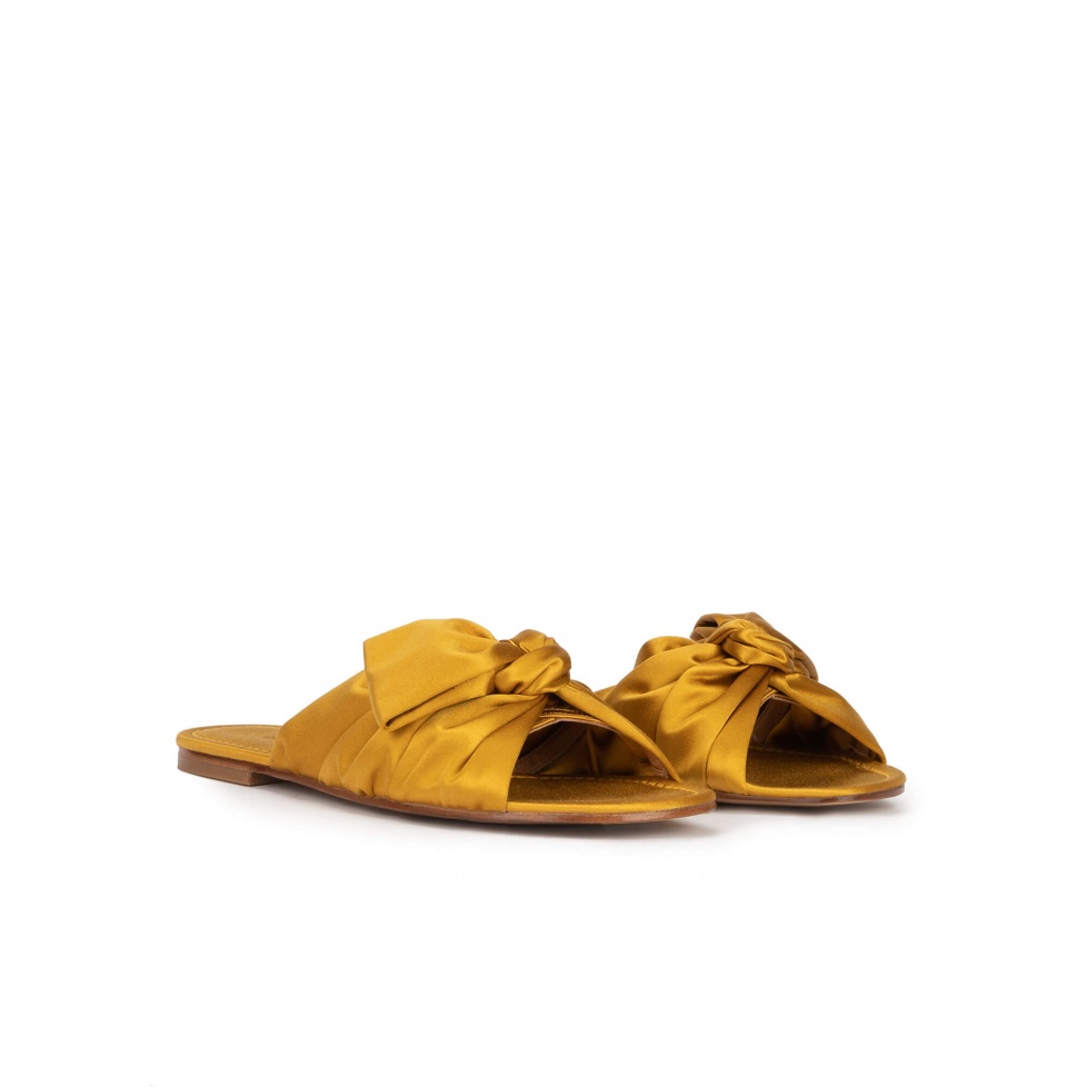 Sandalias planas en raso ocre con detalle de lazo