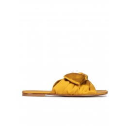 Bow detailed flat sandals in mustard satin Pura López