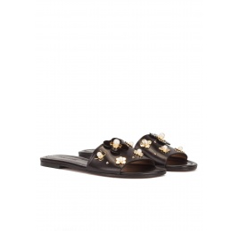 Flower-embellished slides in black leather Pura López