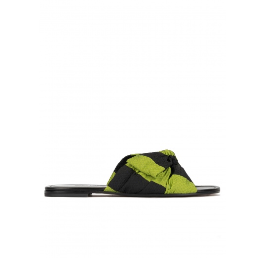 Sandalias planas con lazo en tejido verde y negro Pura López