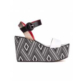 Sandalias de cuña multicolor en piel blanco y negro Pura López